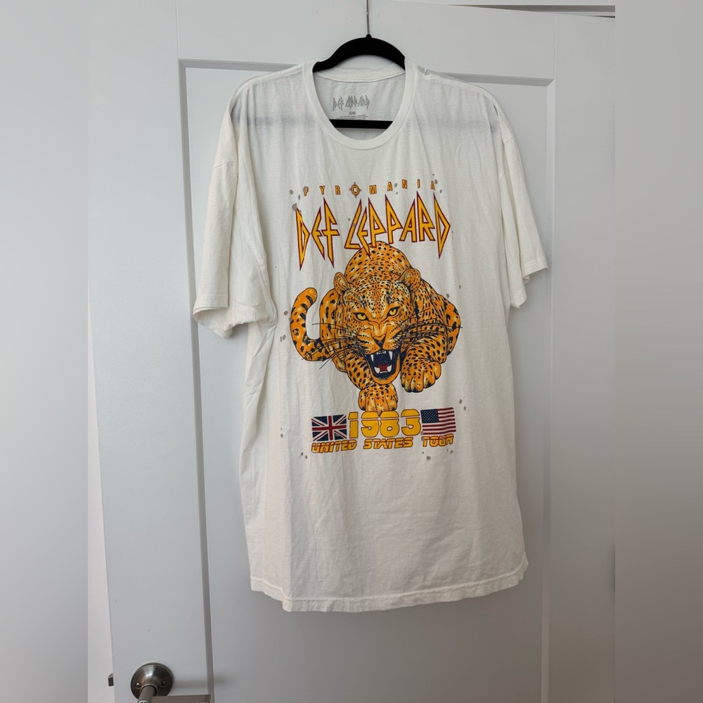 Urban Outfitters Def Leppard Graphic Oversize T-Shirt